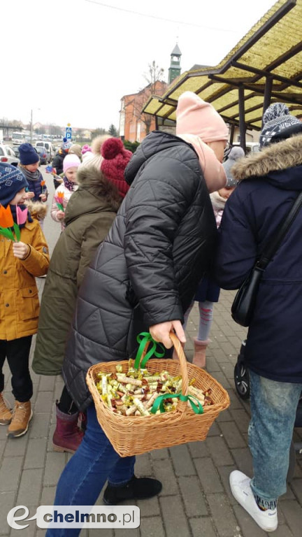 Wręczaliśmy tulipany i cukierki z okazji Dnia Kobiet