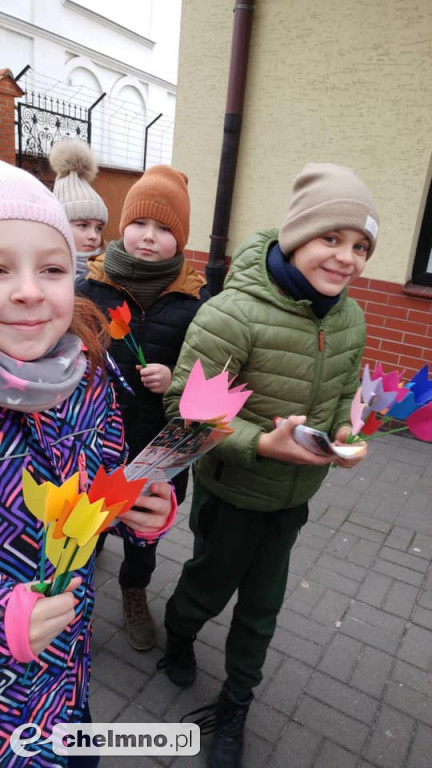 Wręczaliśmy tulipany i cukierki z okazji Dnia Kobiet