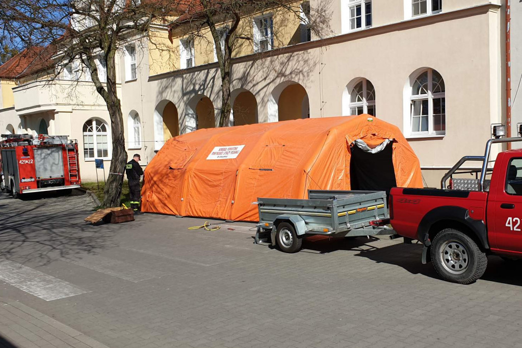 Strażacy przygotowali namiot STREFY przed szpitalem