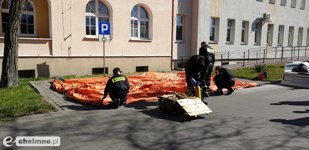 Strażacy przygotowali namiot STREFY przed szpitalem