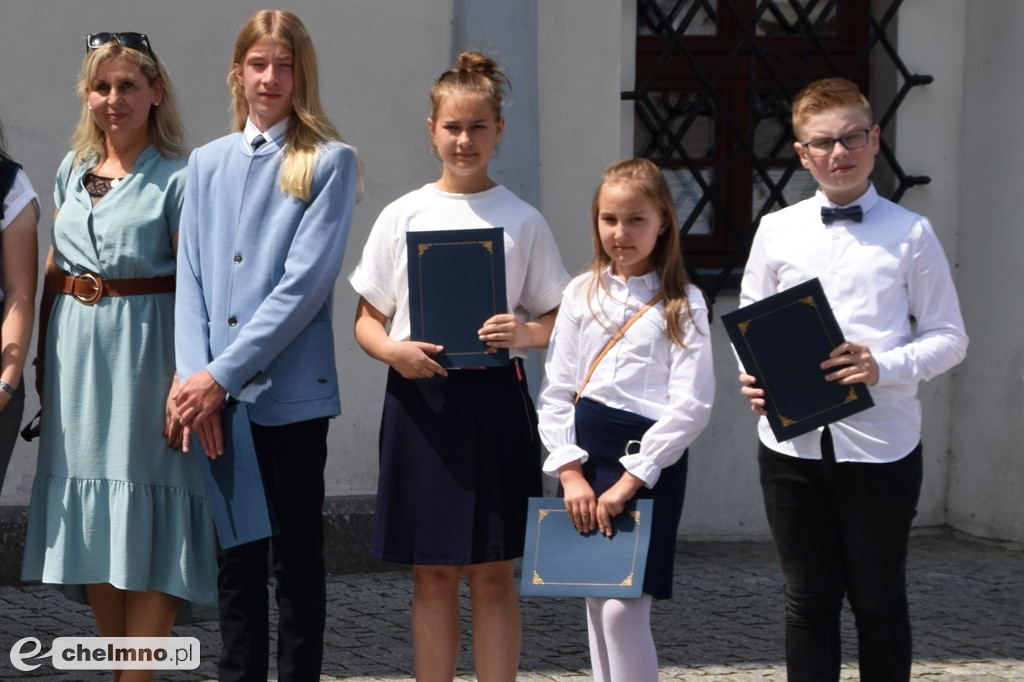 Najlepsi uczniowie wyróżnieni przez Burmistrza