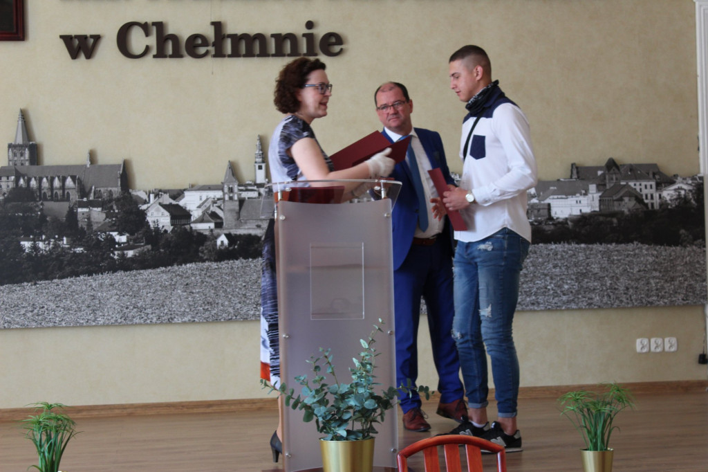 Fotorelacja z pożegnania absolwentów w ZS nr 2