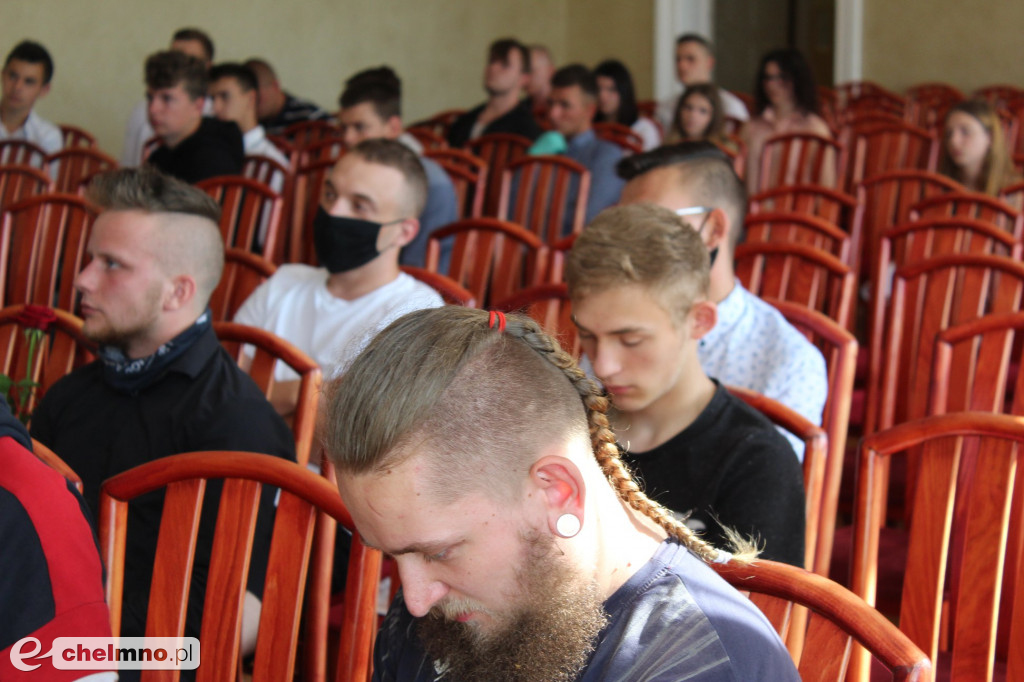 Fotorelacja z pożegnania absolwentów w ZS nr 2