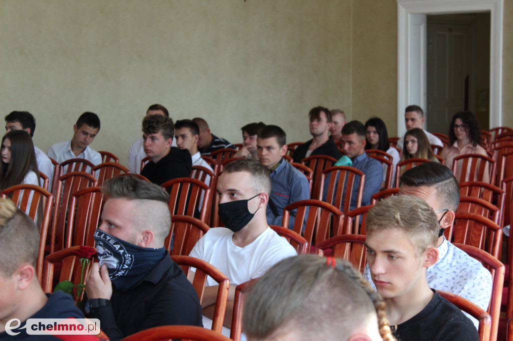 Fotorelacja z pożegnania absolwentów w ZS nr 2
