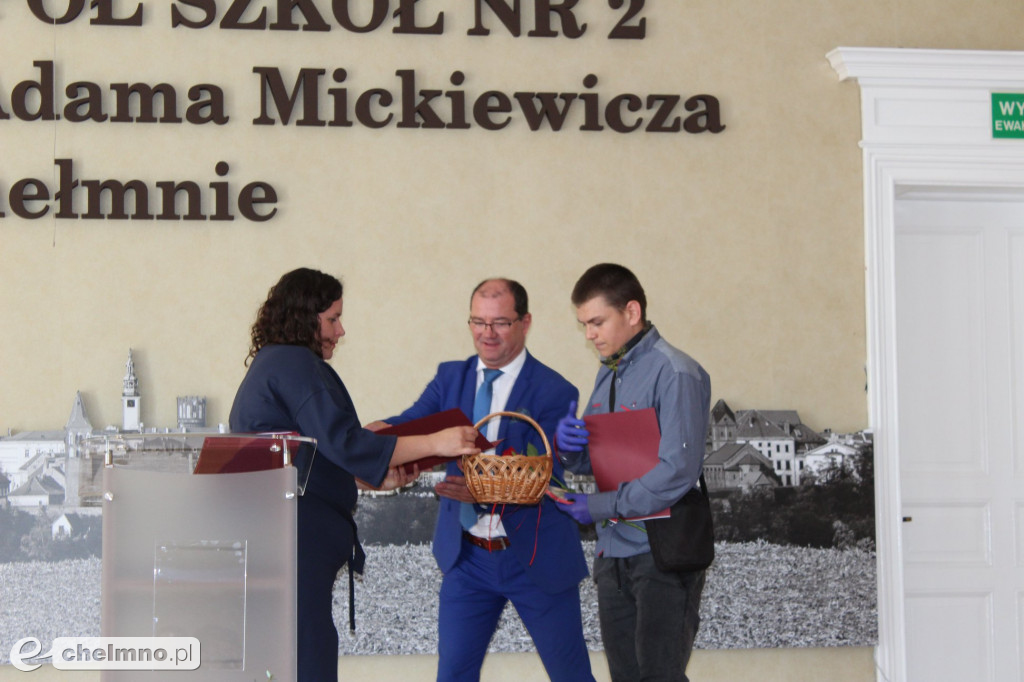 Fotorelacja z pożegnania absolwentów w ZS nr 2