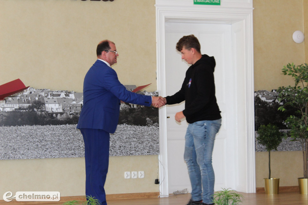 Fotorelacja z pożegnania absolwentów w ZS nr 2