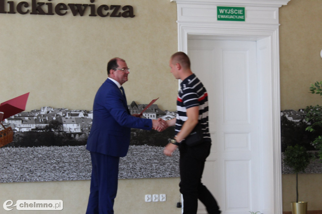 Fotorelacja z pożegnania absolwentów w ZS nr 2