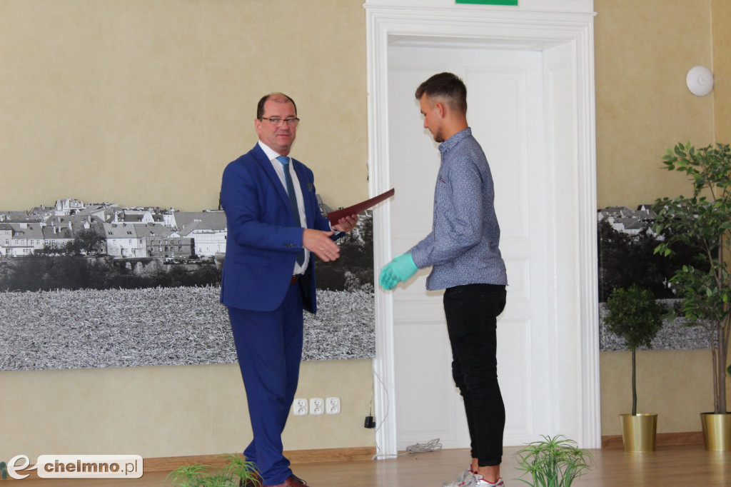 Fotorelacja z pożegnania absolwentów w ZS nr 2