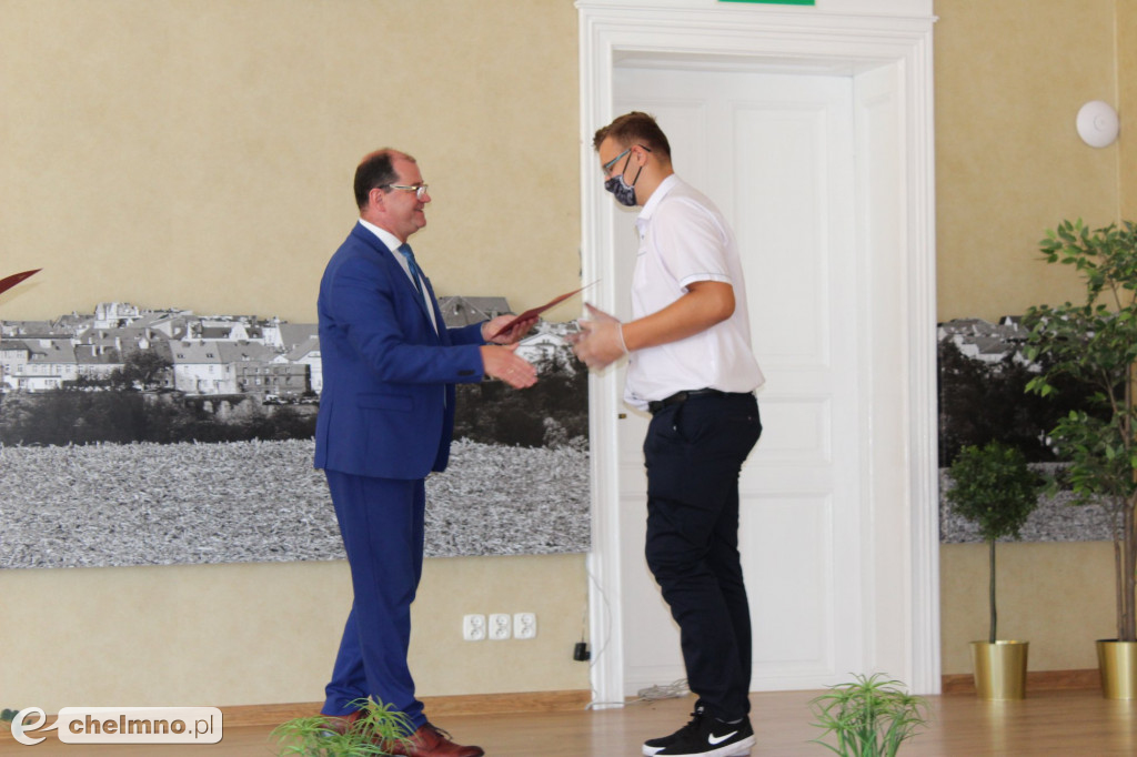 Fotorelacja z pożegnania absolwentów w ZS nr 2