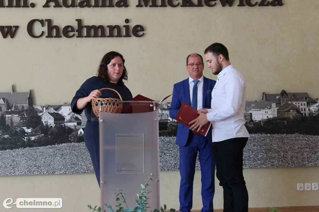 Fotorelacja z pożegnania absolwentów w ZS nr 2