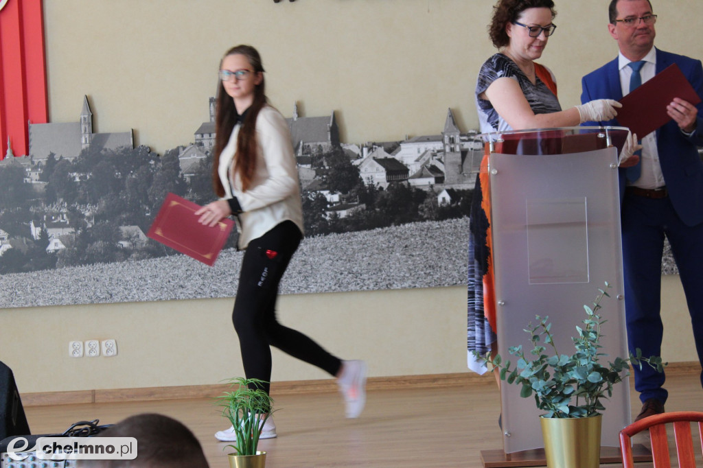 Fotorelacja z pożegnania absolwentów w ZS nr 2