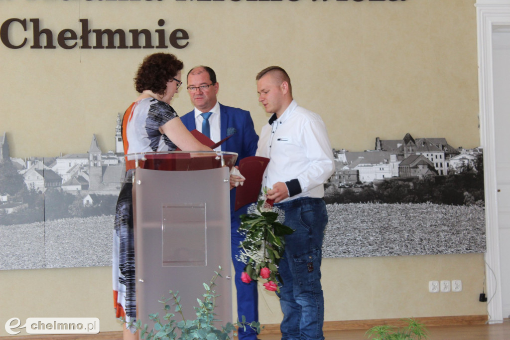 Fotorelacja z pożegnania absolwentów w ZS nr 2