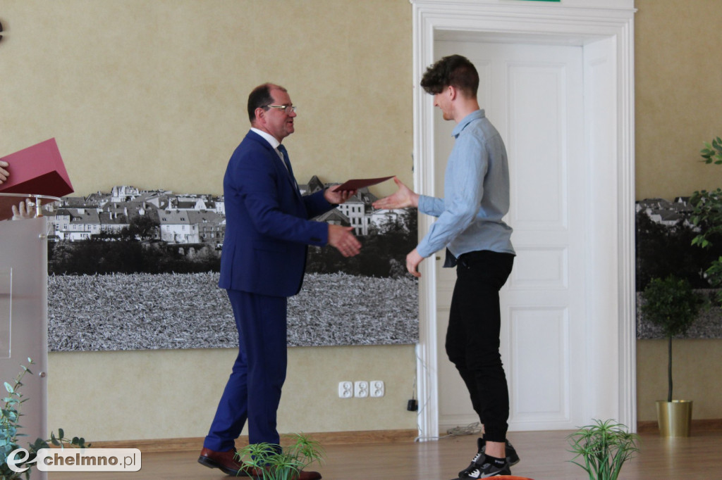 Fotorelacja z pożegnania absolwentów w ZS nr 2