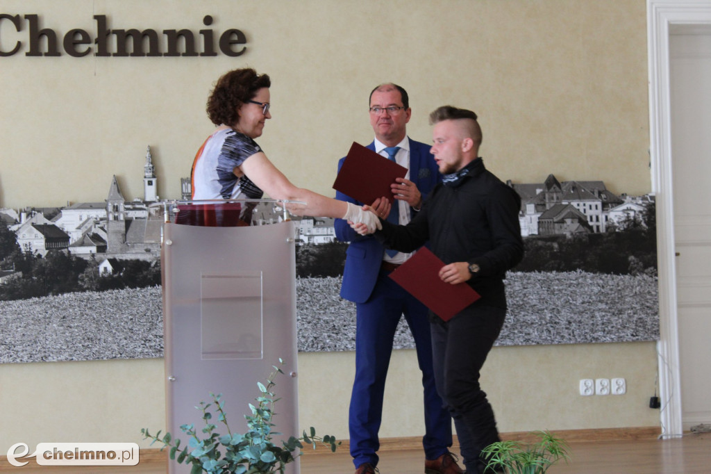 Fotorelacja z pożegnania absolwentów w ZS nr 2