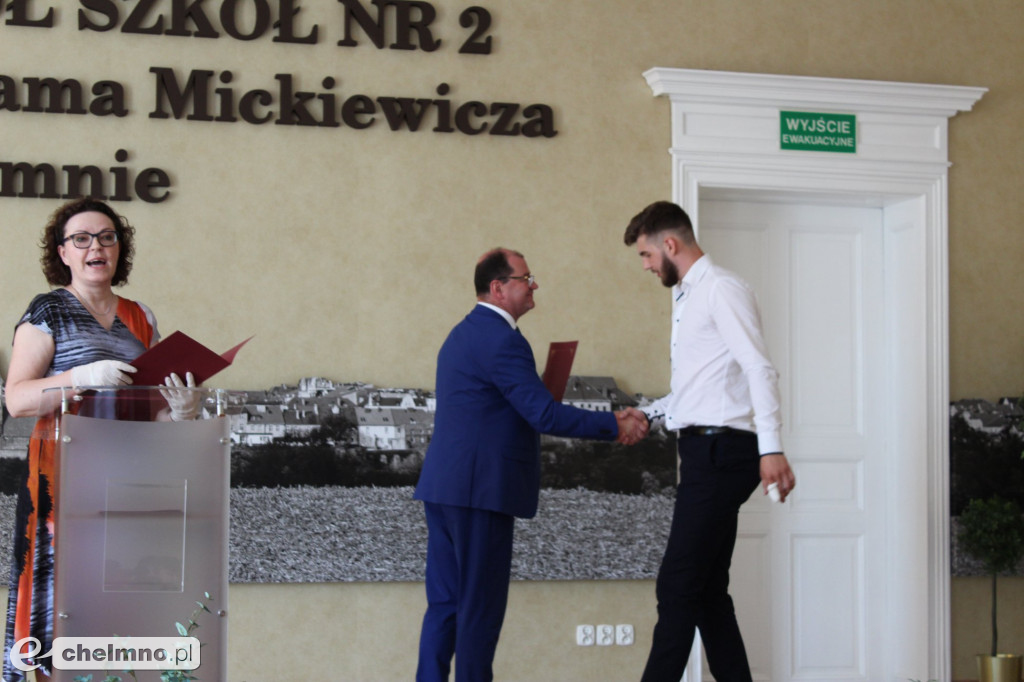 Fotorelacja z pożegnania absolwentów w ZS nr 2