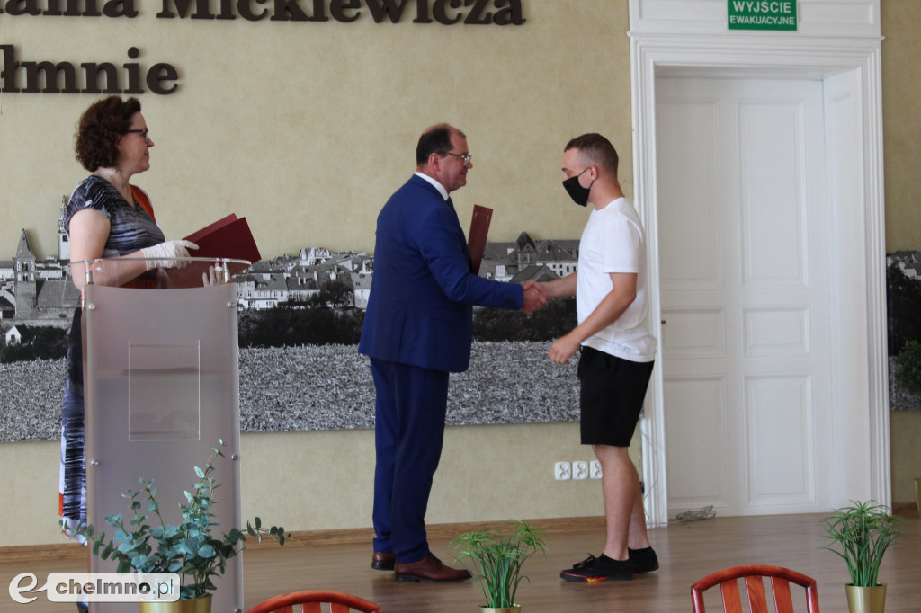 Fotorelacja z pożegnania absolwentów w ZS nr 2