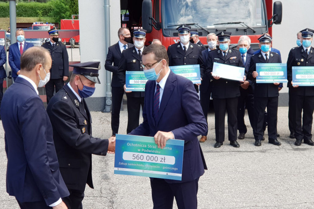 Strażacy z OSP w Podwiesku cieszą się z promesy
