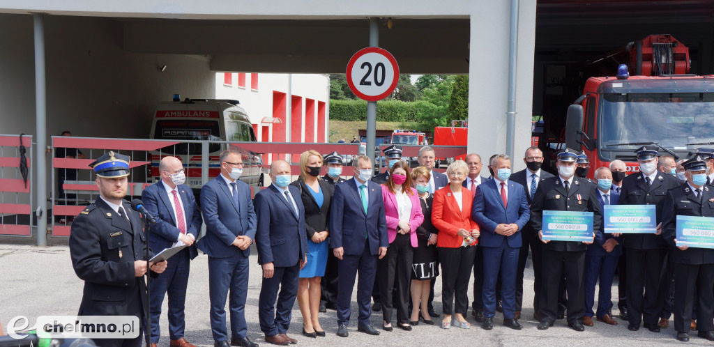 Strażacy z OSP w Podwiesku cieszą się z promesy
