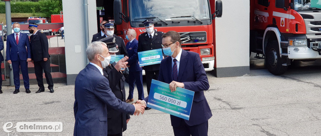 Strażacy z OSP w Podwiesku cieszą się z promesy