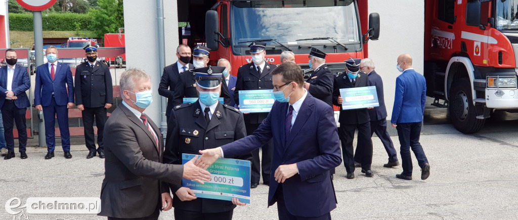 Strażacy z OSP w Podwiesku cieszą się z promesy