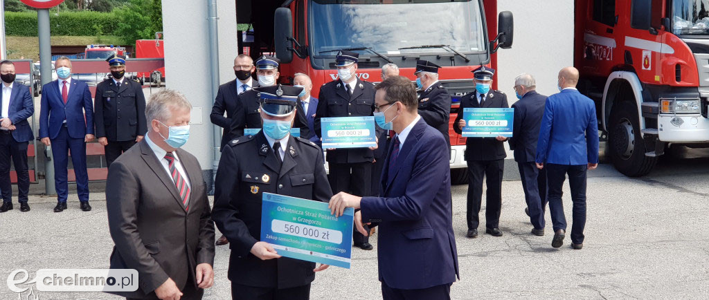 Strażacy z OSP w Podwiesku cieszą się z promesy