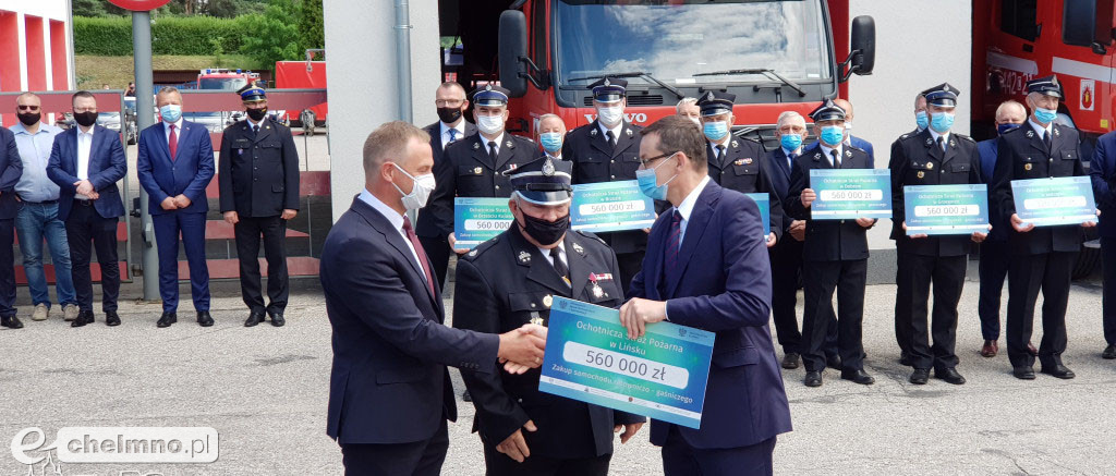 Strażacy z OSP w Podwiesku cieszą się z promesy