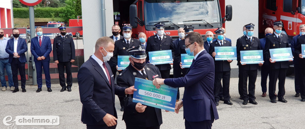 Strażacy z OSP w Podwiesku cieszą się z promesy