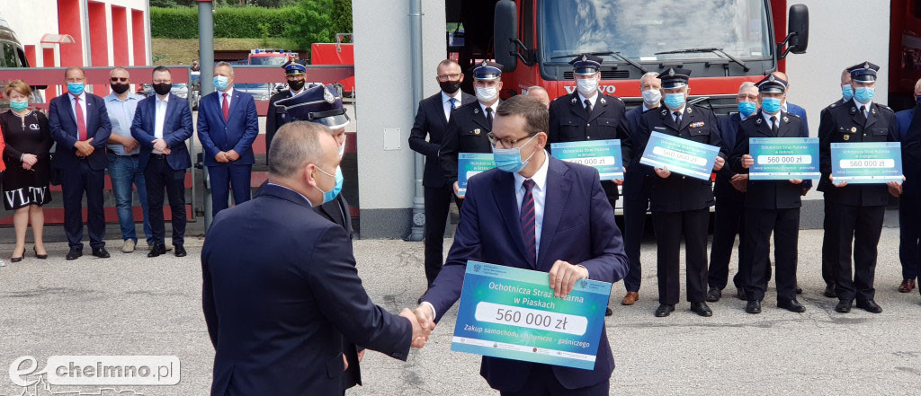 Strażacy z OSP w Podwiesku cieszą się z promesy