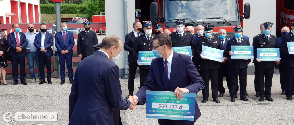Strażacy z OSP w Podwiesku cieszą się z promesy