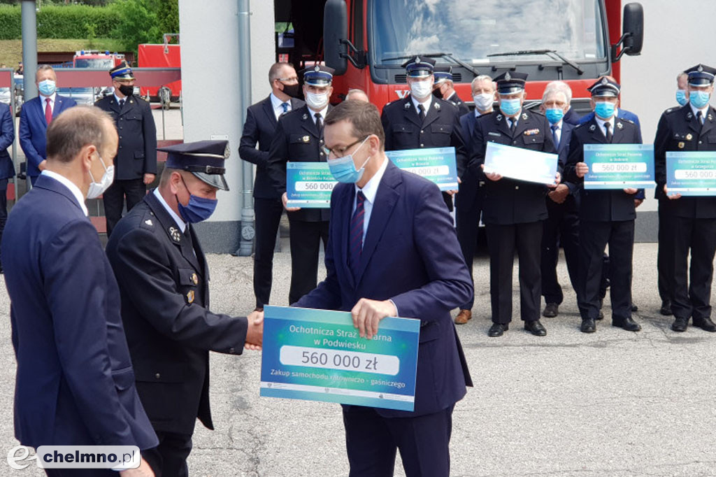 Strażacy z OSP w Podwiesku cieszą się z promesy