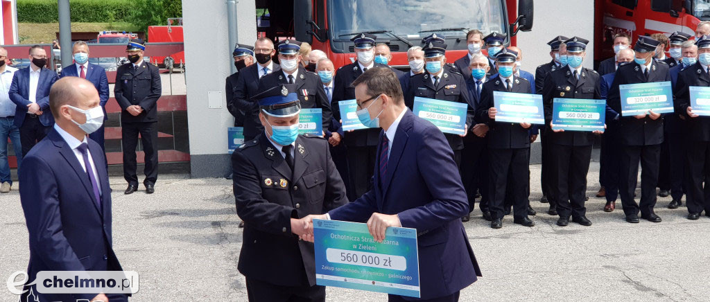 Strażacy z OSP w Podwiesku cieszą się z promesy