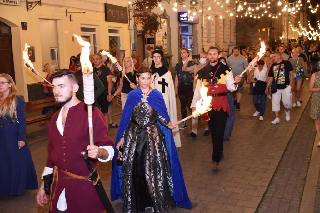 Korowód mieszkańców przeszedł ulicami miasta