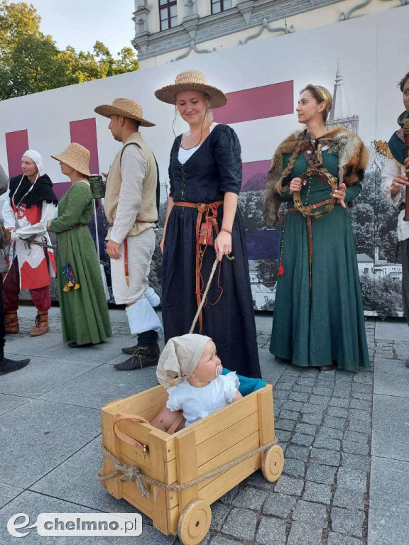 Korowód mieszkańców przeszedł ulicami miasta