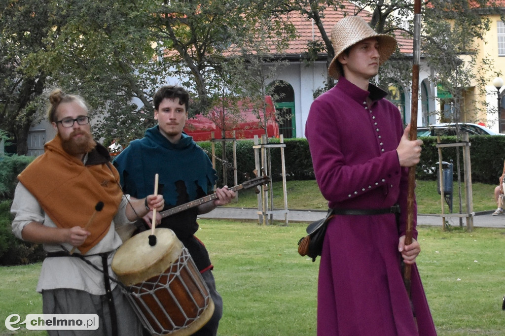 Korowód mieszkańców przeszedł ulicami miasta