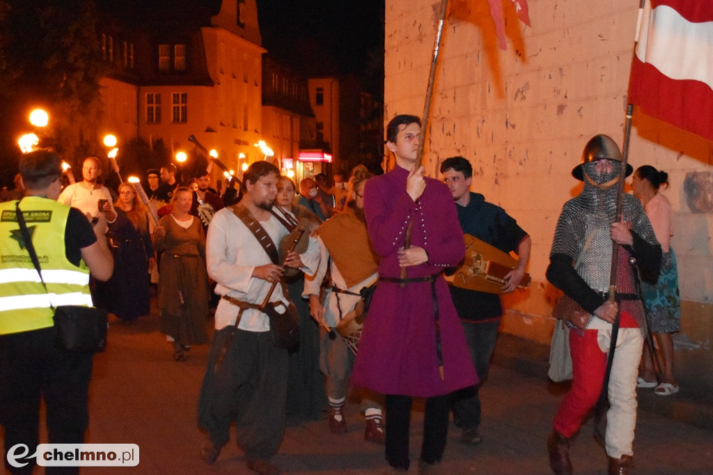 Korowód mieszkańców przeszedł ulicami miasta