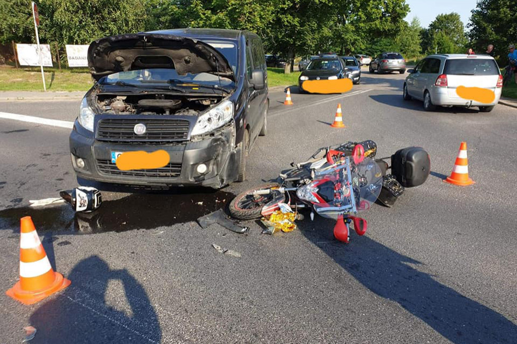 Wypadek motocyklisty i zadymienie w budynku mieszkalnym