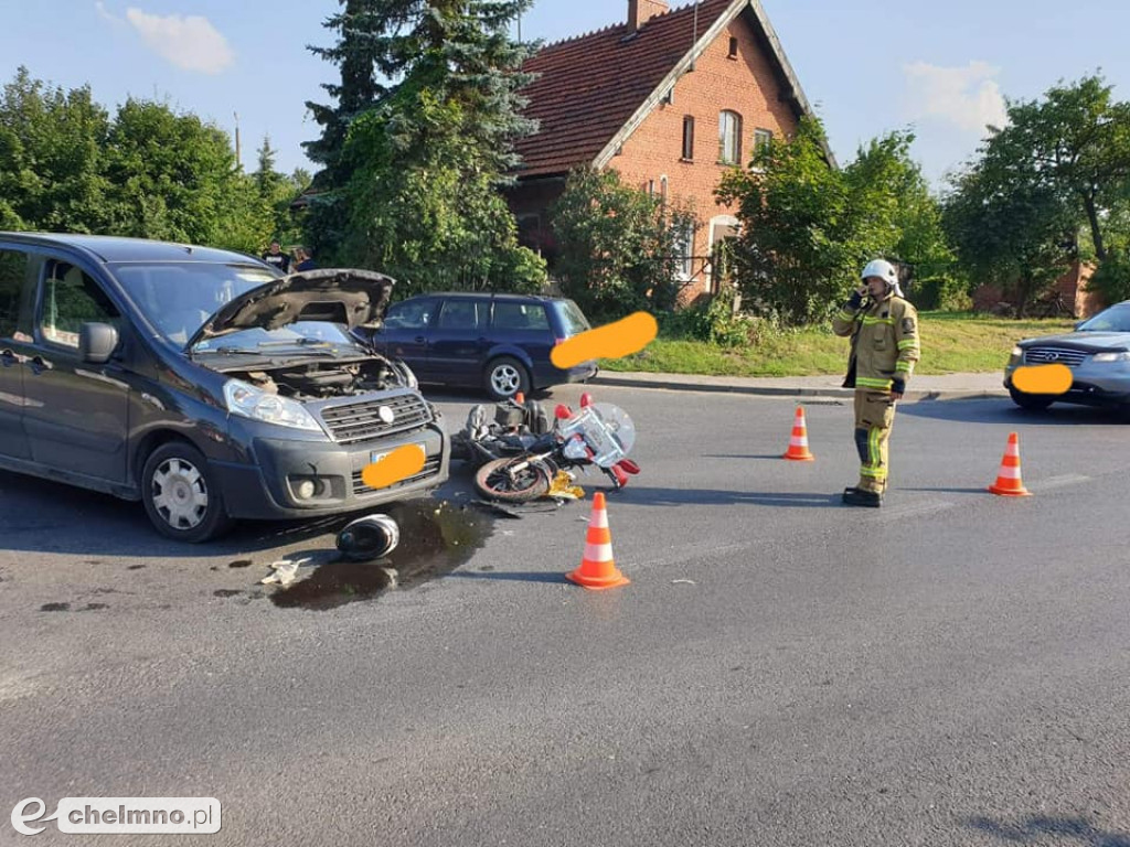 Wypadek motocyklisty i zadymienie w budynku mieszkalnym