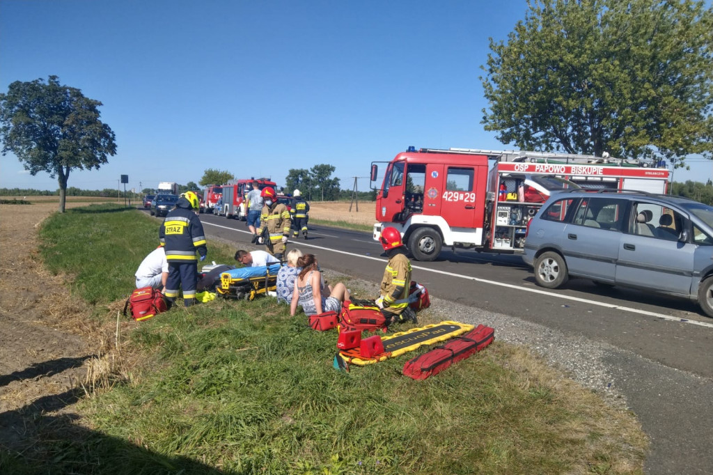 Strażacy ratowali zakleszczoną w aucie osobę