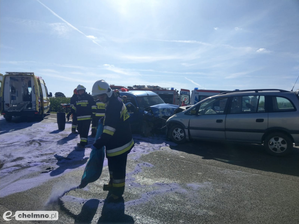 Strażacy ratowali zakleszczoną w aucie osobę