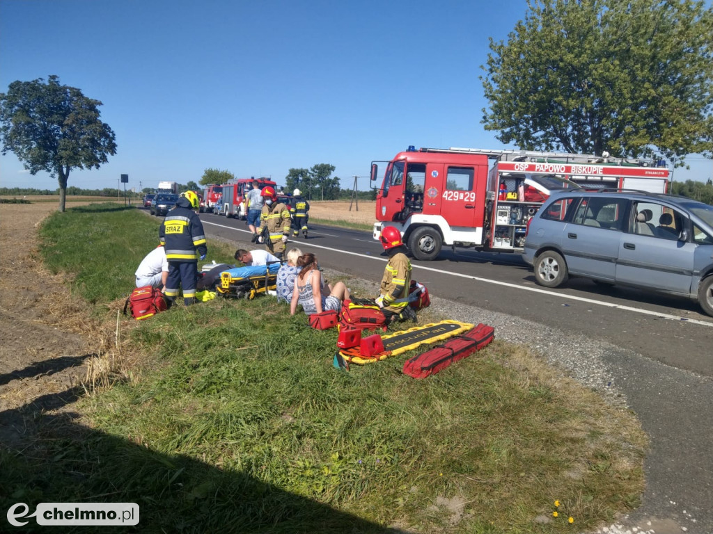 Strażacy ratowali zakleszczoną w aucie osobę
