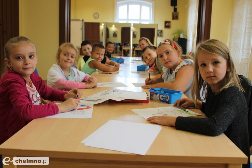 Dzieci bawiły się w teatr