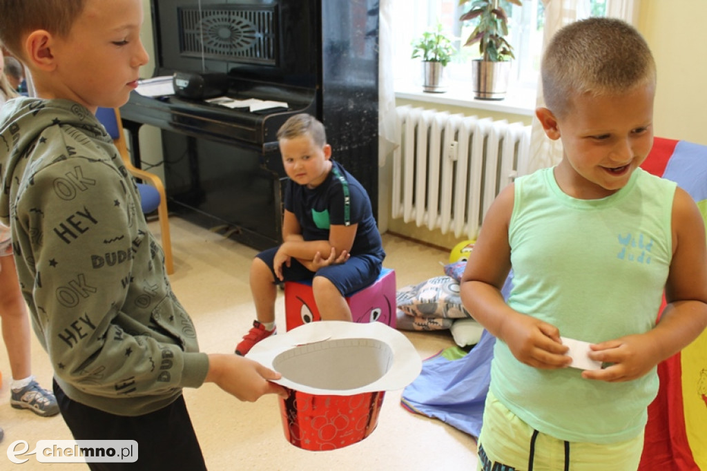 Dzieci bawiły się w teatr