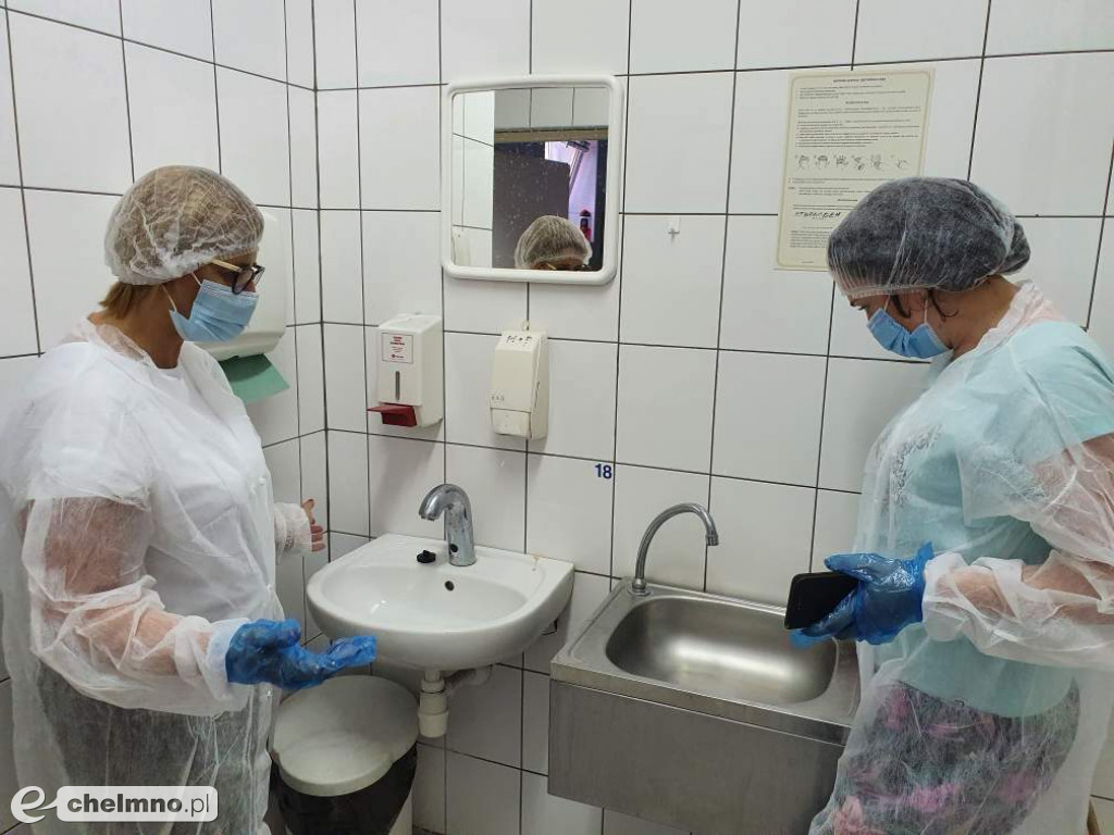 Pracownicy Sanepidu sprawdzają bezpieczeństwo