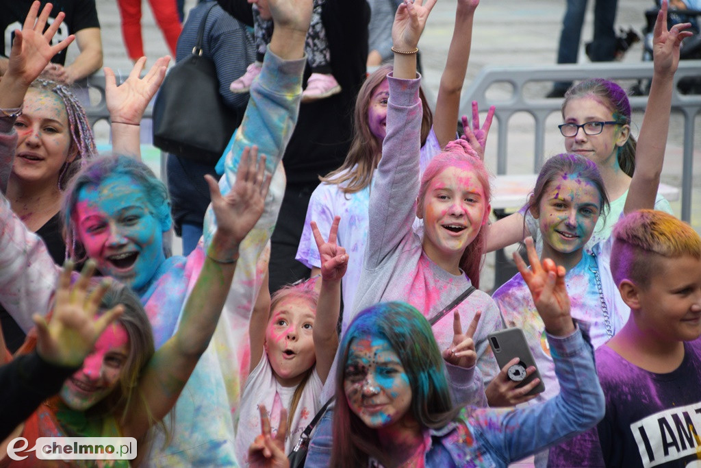 Szaleństwo podczas Festiwalu Kolorów Holi