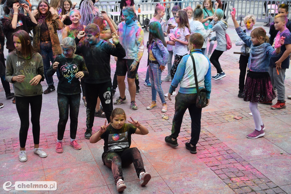 Szaleństwo podczas Festiwalu Kolorów Holi