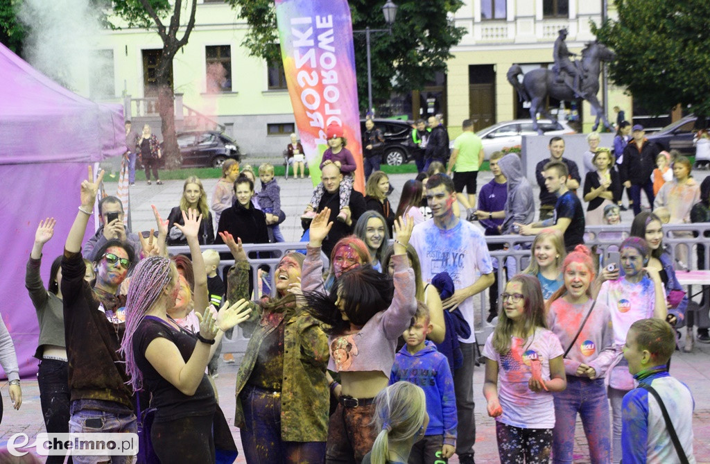 Szaleństwo podczas Festiwalu Kolorów Holi