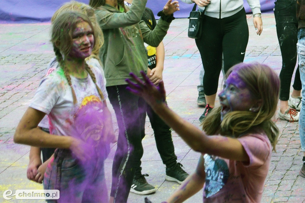 Szaleństwo podczas Festiwalu Kolorów Holi