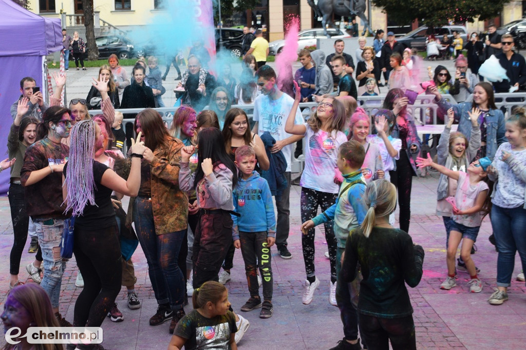 Szaleństwo podczas Festiwalu Kolorów Holi