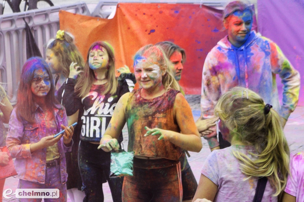 Szaleństwo podczas Festiwalu Kolorów Holi