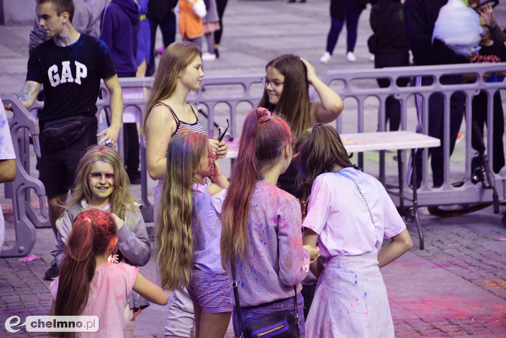 Szaleństwo podczas Festiwalu Kolorów Holi